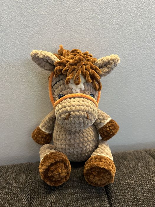 Мʼяка іграшка кінь 30см конячка символ нового року вʼязана амігурумі