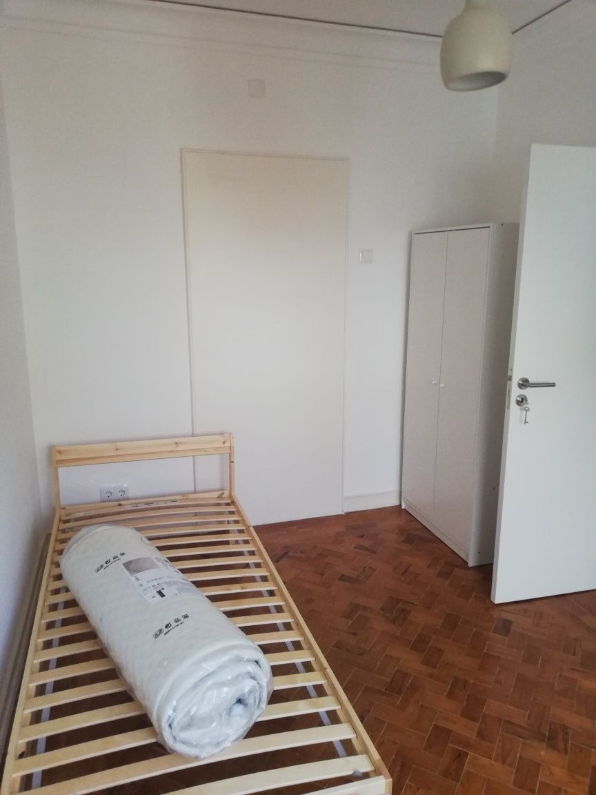 ALUGA-SE QUARTO EM LISBOA

Quarto mobilado com cama individual, roupei