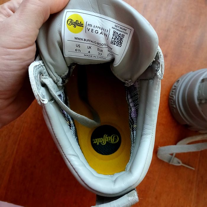 Нове жіноче взуття