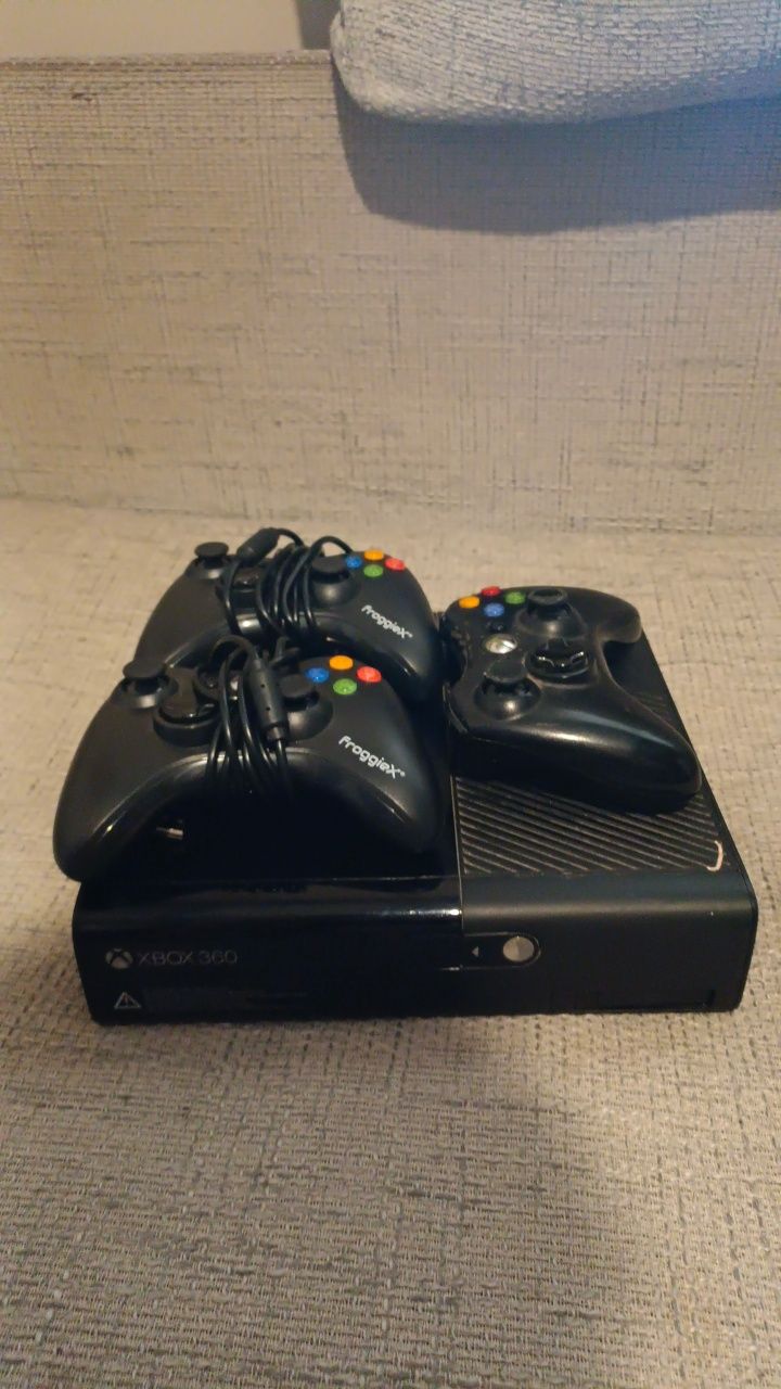 Sprzedam konsole xbox 360 + 3 pady