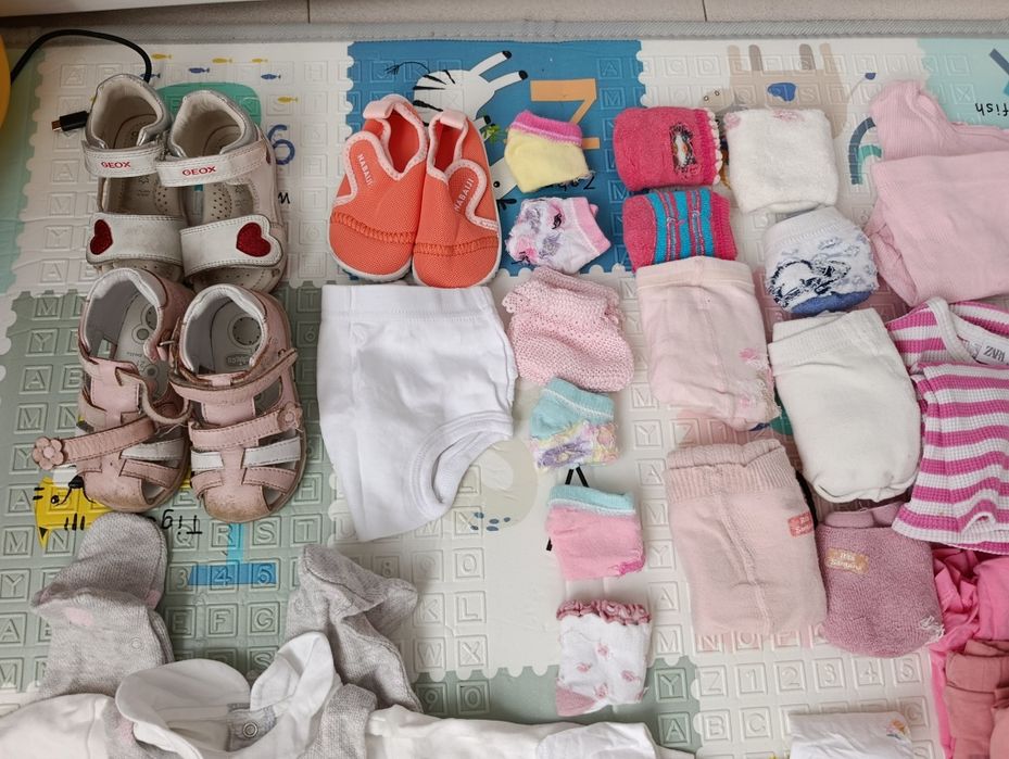 Pack com perto de 100 peças de roupa de menina bebé