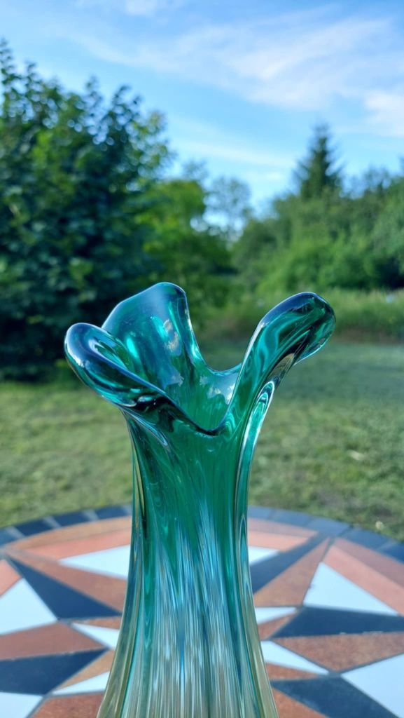 Piękny wazon Murano . Wysokość  różna w najwyższym miejscu 27,4 cm śre