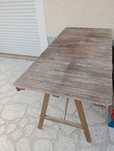 Mesa de jardim castanha