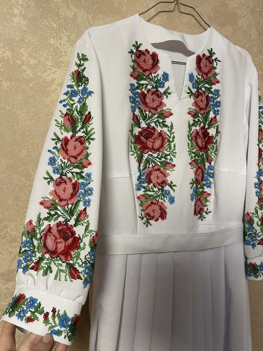 Вишита сукня бісером.