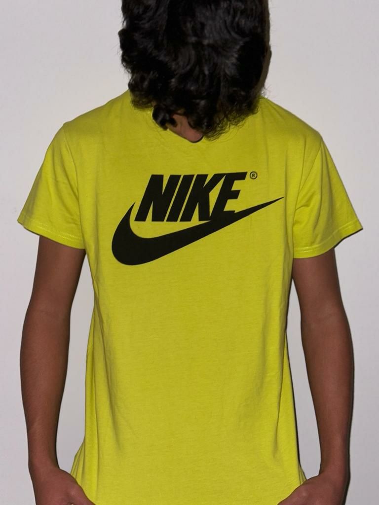 Camisa amarelo florescente da nike
