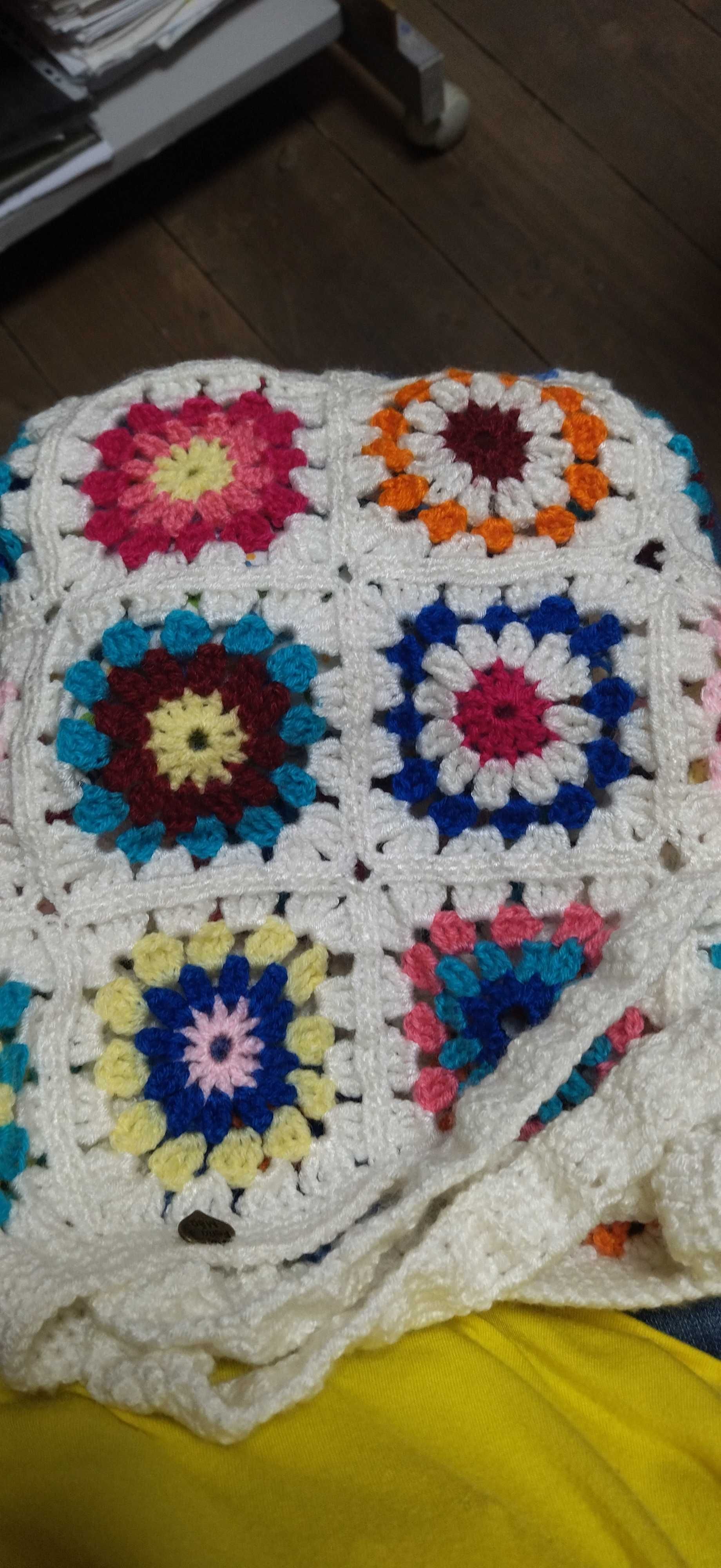 Saco da Moda em crochet com rosetas coloridas