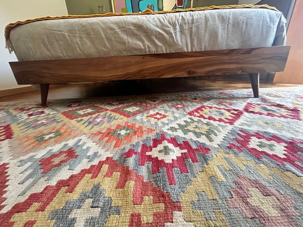 Cama de casal  e quarto completo