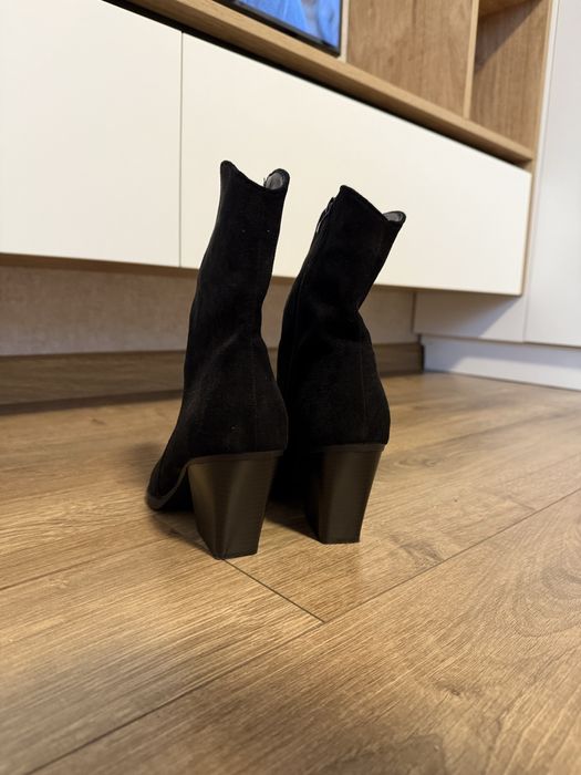 Стильні та зручні козаки, повністю нові, одягла один раз