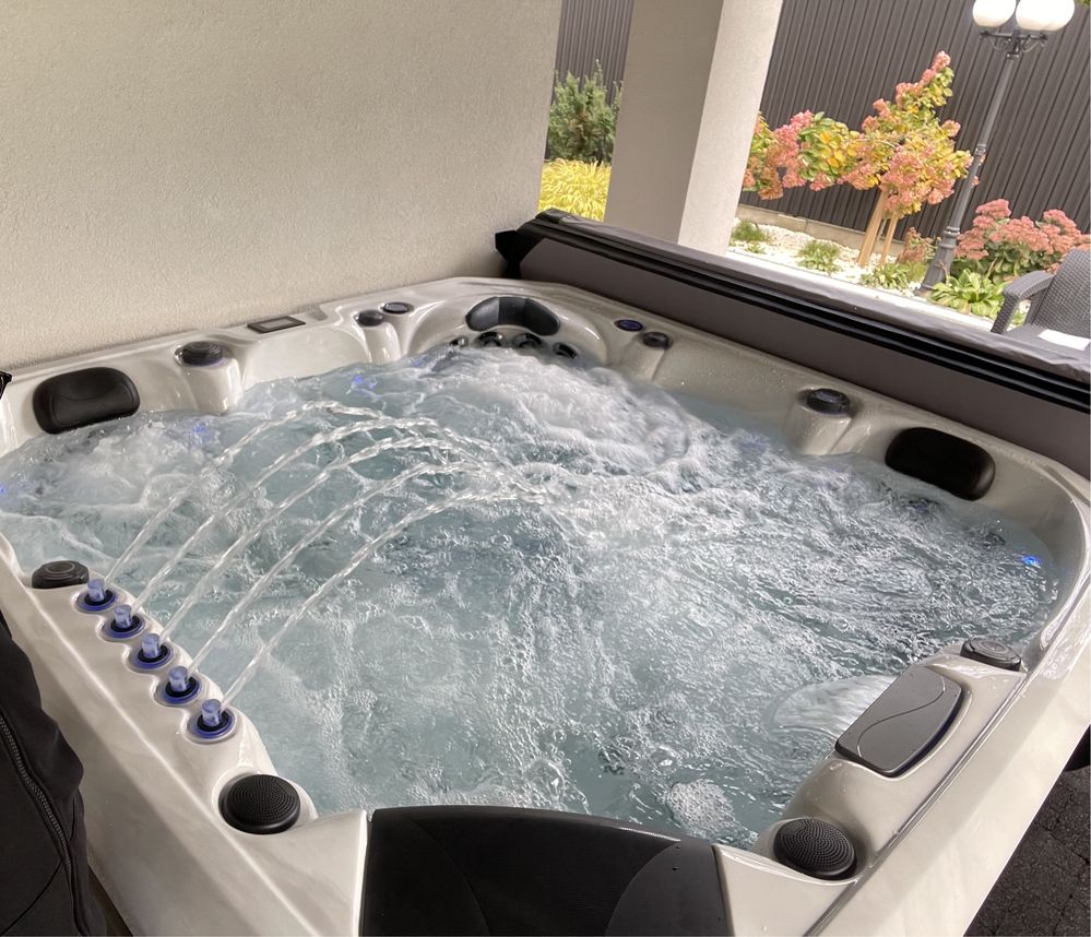 Jacuzzi Ogrodowe WiFi 5 osobowe 4 pompy Audio  Platinum Spas Barcelona