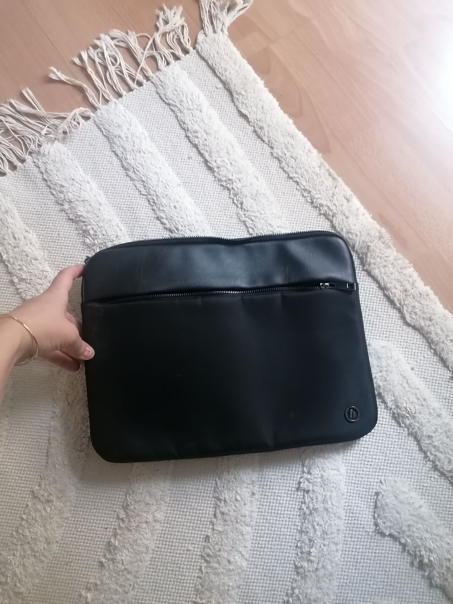Czarne etui na laptopa skóra