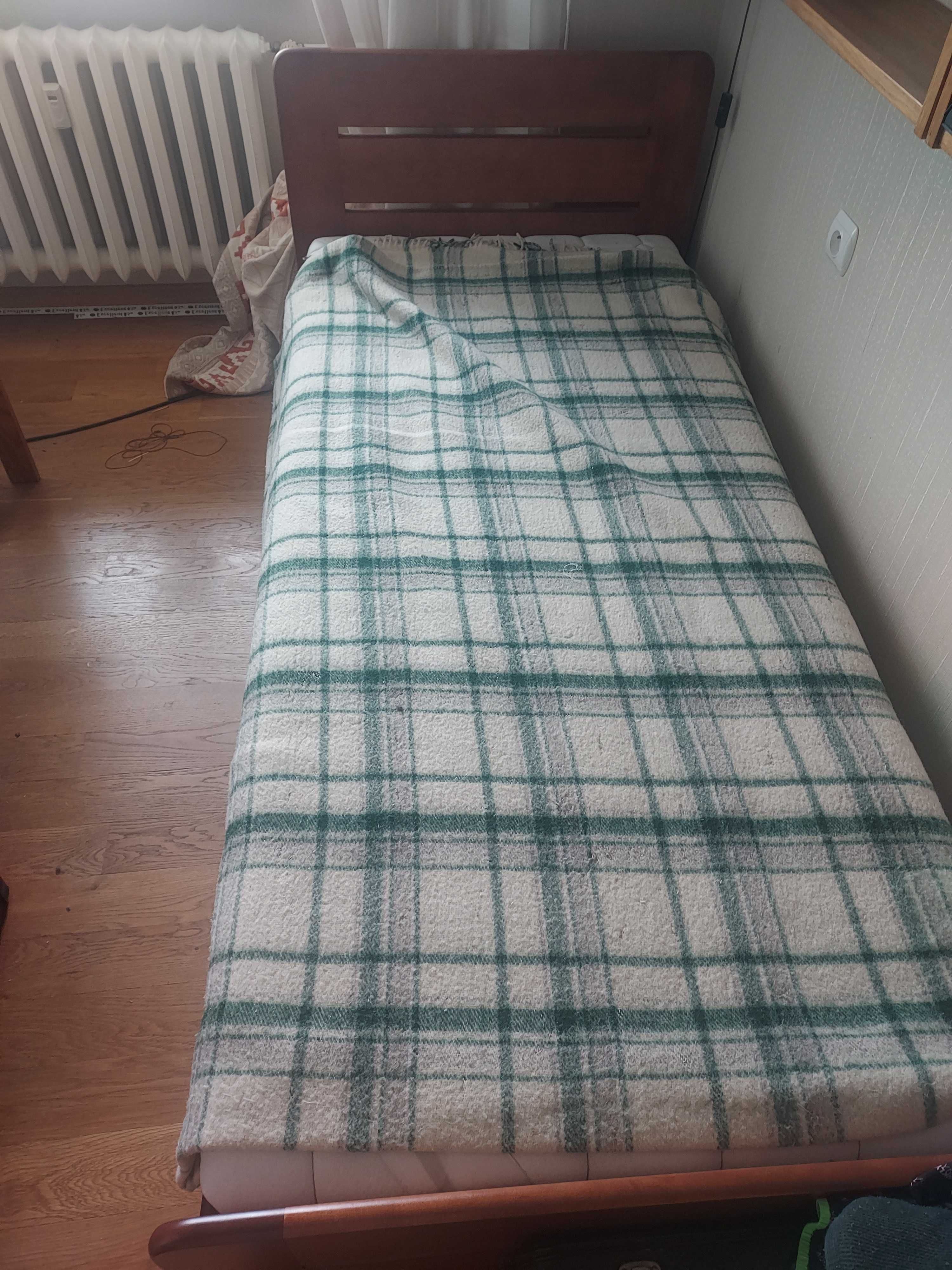 Tapczan, łóżko z pojemnikem na pościel.