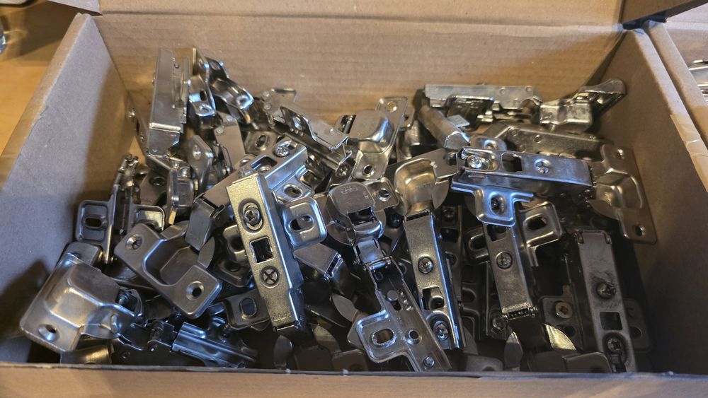 Zawiasy do frontów szafek używane sprawne różne rodzaje