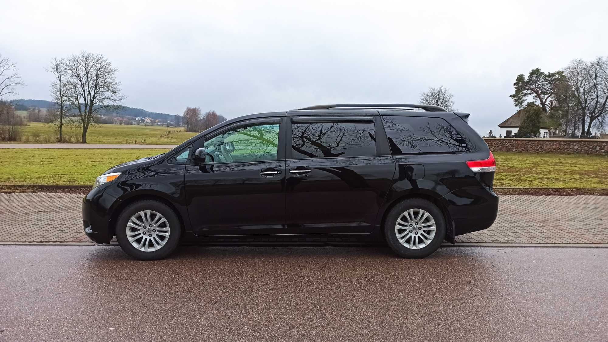 toyota sienna 8 osobowa