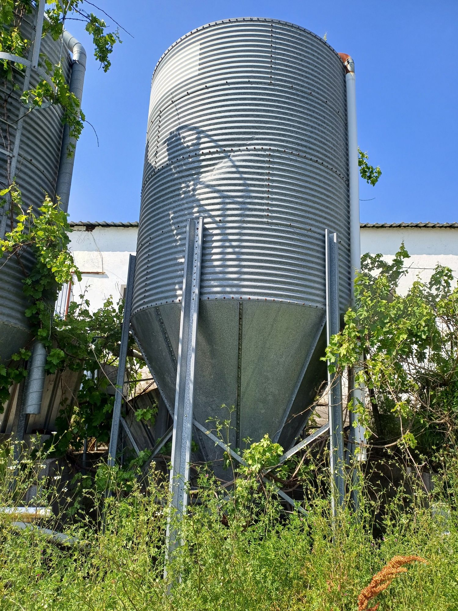 Dois silos usados para cereais