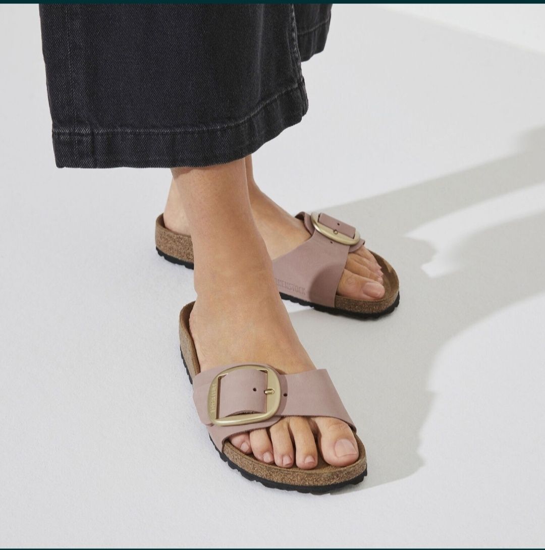 Шльопанці з колекції Birkenstock виготовлені з нубукової шкіри.