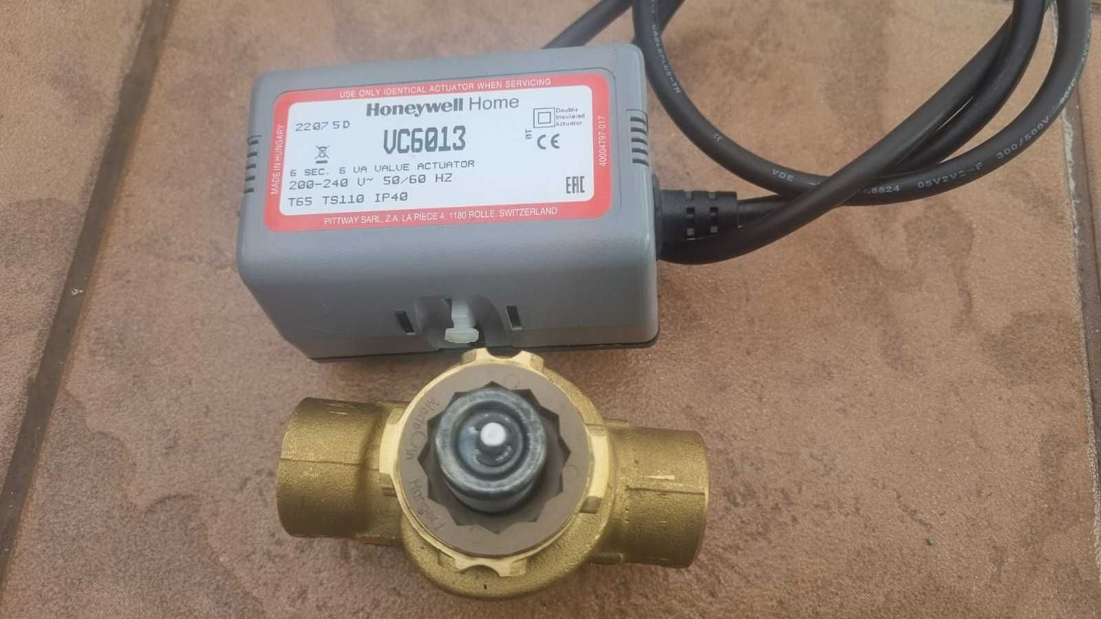 Zawór 3-drogowy z siłownikiem Honeywell VC6013