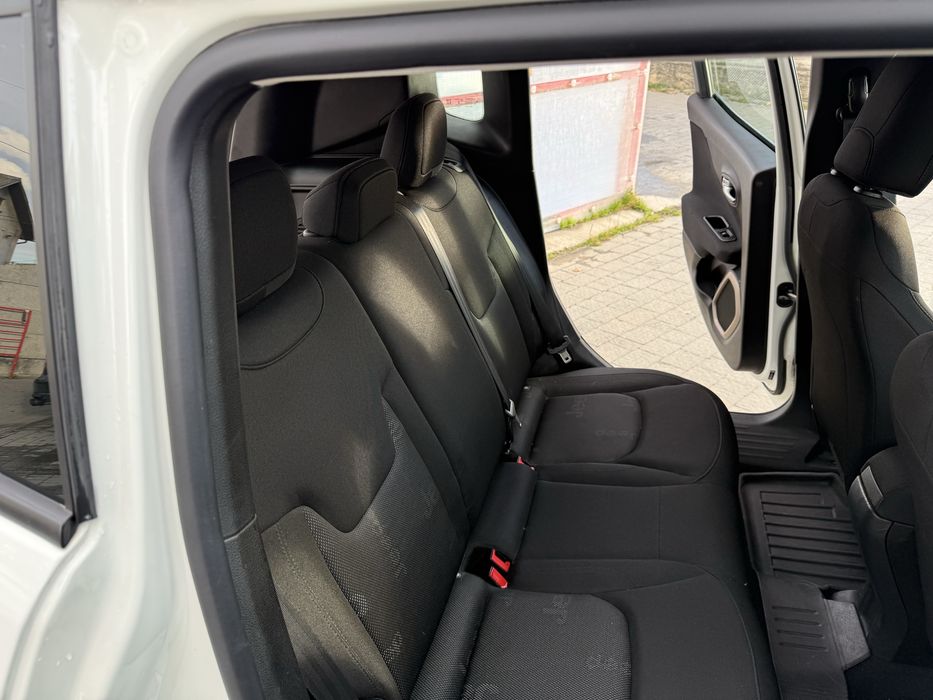 Білий Jeep Renegade Sport 2016 року