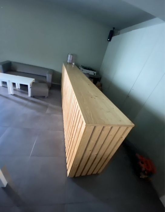 Balcão em madeira com fixas eletricas tem 5m