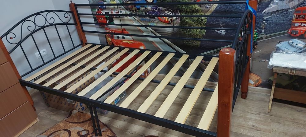 Продається двох'ярусне ліжко.