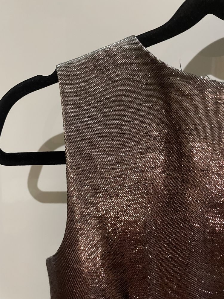 Bardzo krótka sukienka mini sztywny materiał taliowana rozkloszowana