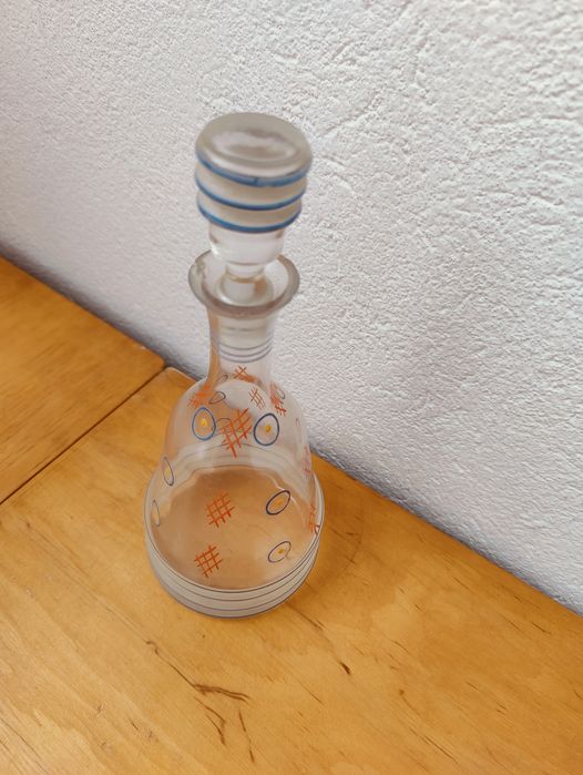 Karafka szklana malowana w motyw geometryczny PRL