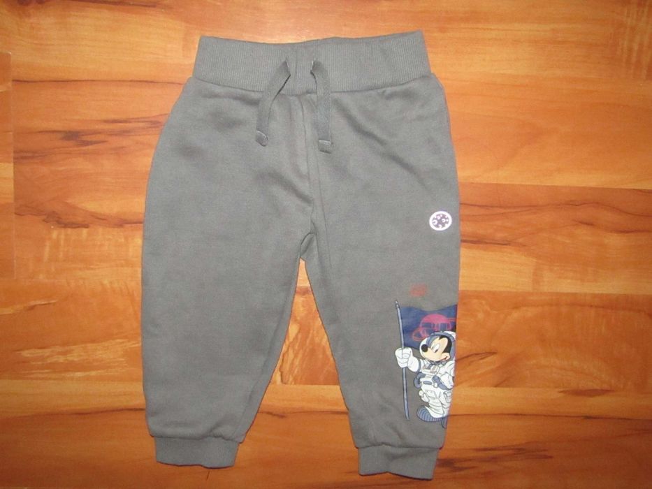 Детский спортивный костюм фирмы " Disney "  на ребенка 12 - 18 месяев