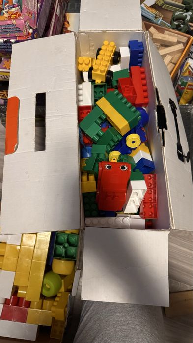 Конструктор крупний та менший розміром.