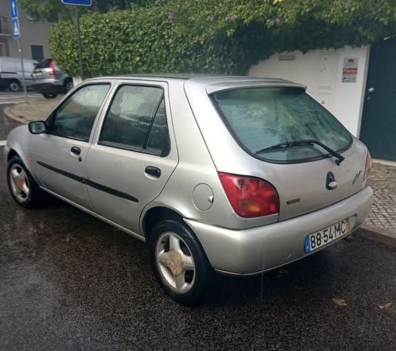 Fiesta em bom estado