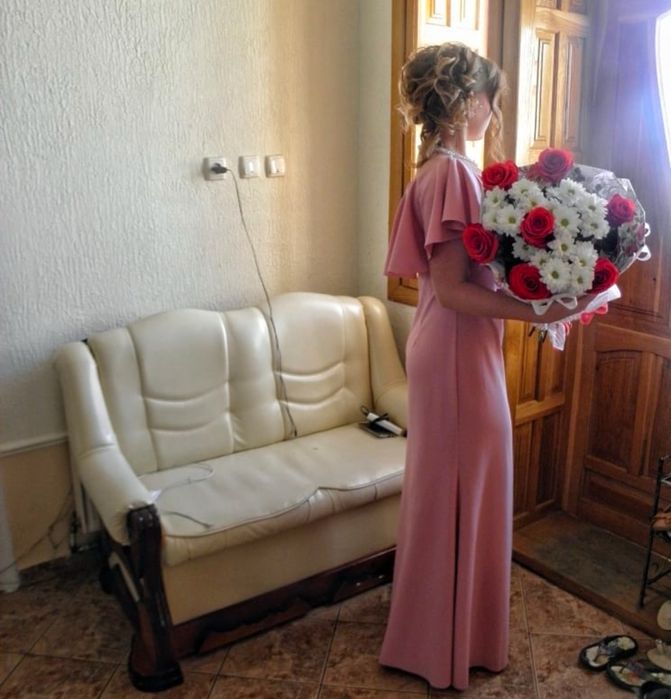 Вечірня рожева сукня