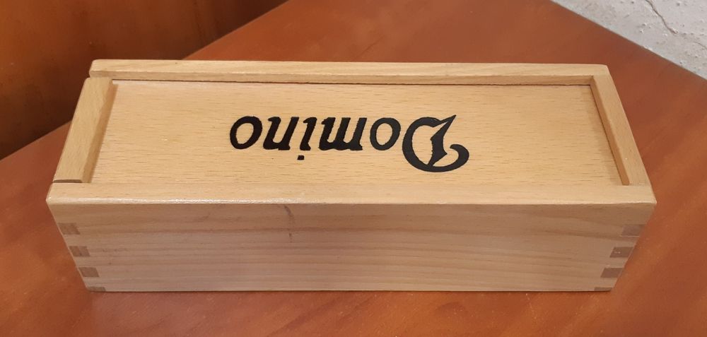 Домино в деревянной коробке