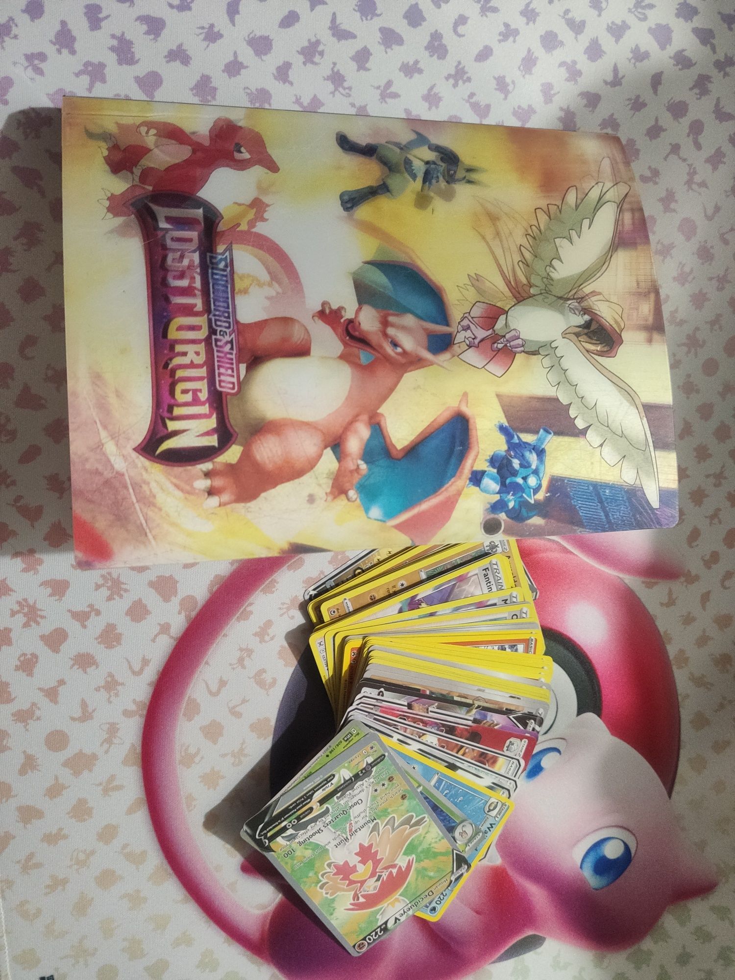 Album Pokemon plus karty dla małych zbieraczy.