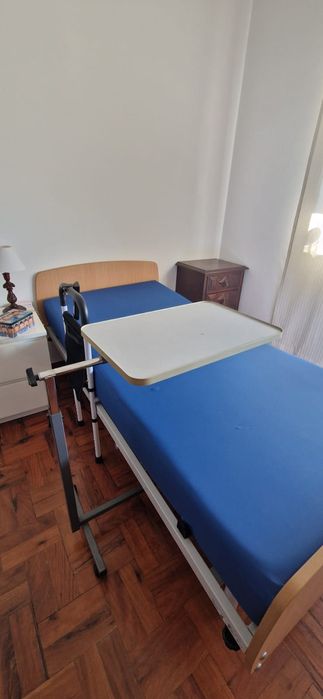 Mesa apoio para refeições p.ex. cama hospitalar