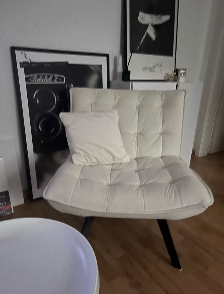 Przytulny fotel Zara Home z tkaniny na czarnych metalowych nogach