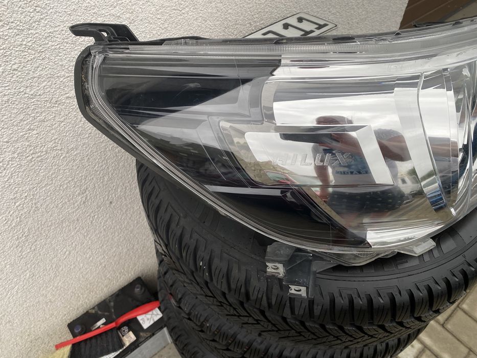 Toyota Hilux reflektor prawy 2015-