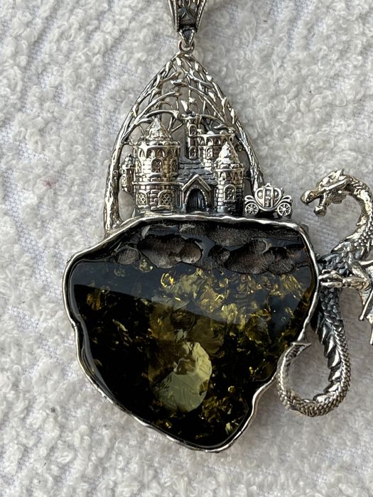 Wisior  z bursztynem , zamek i smok , srebro