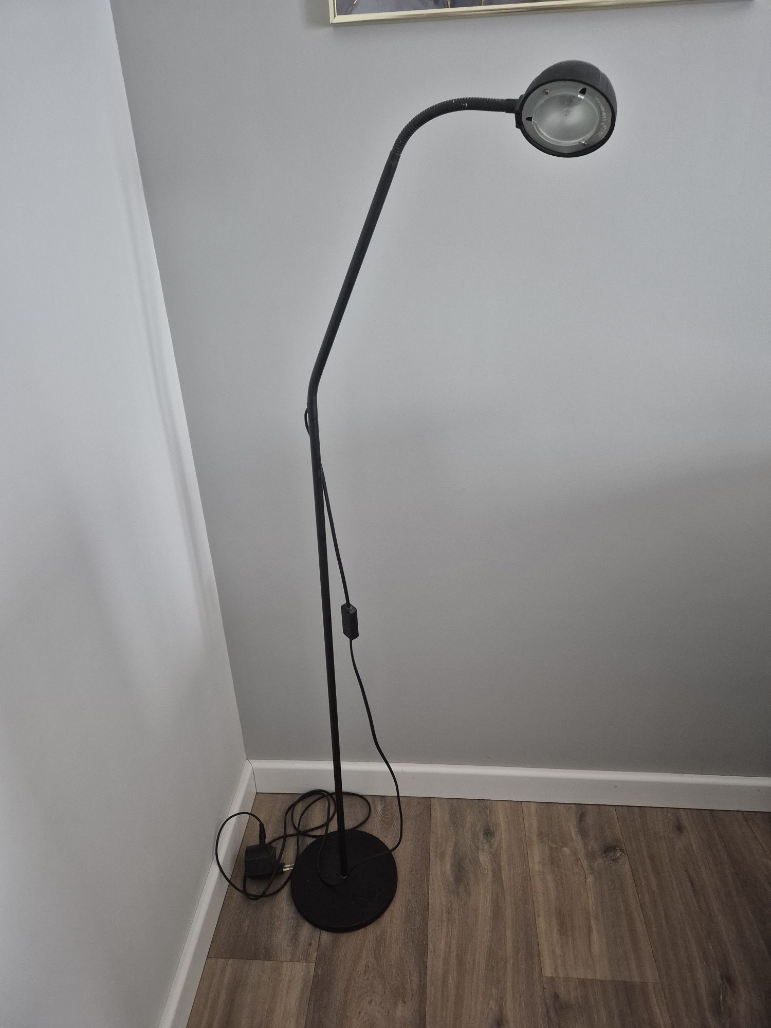 Lampa podłogowa, czarna