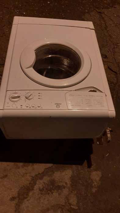 Стиральная машинка Индезит, не рабочая.