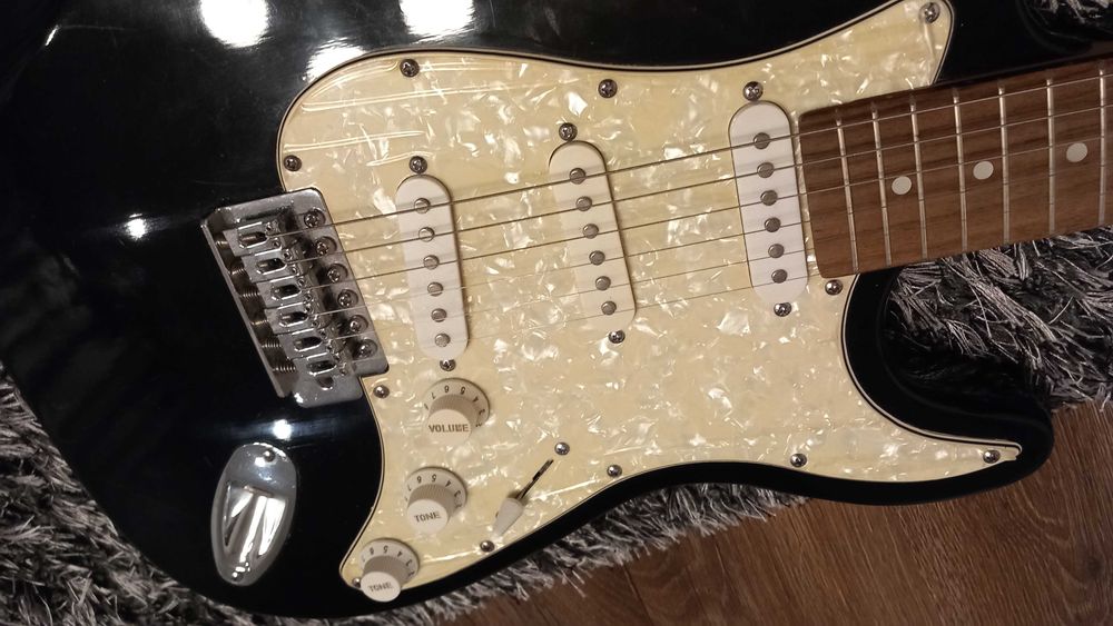 Mikołaj! Gitara typu Fender Stratocaster i wzm. GA 20  Watt