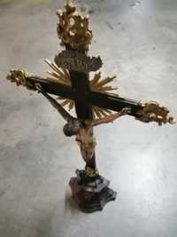 Vendo crucifixo com Cristo muito antigo
