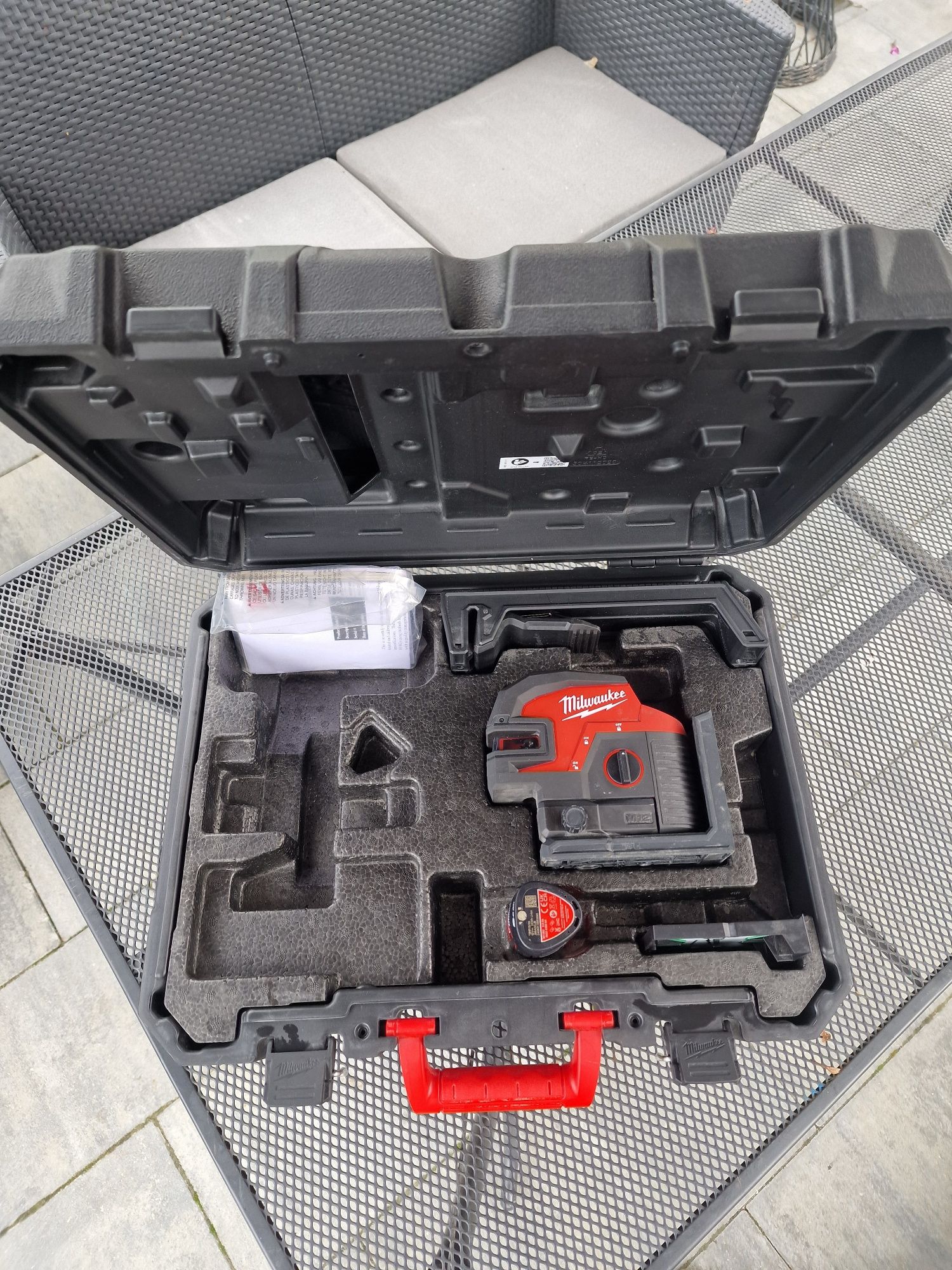 Laser krzyżowy Milwaukee M12 CLL4P zielony + aku 2Ah + pełny zestaw
