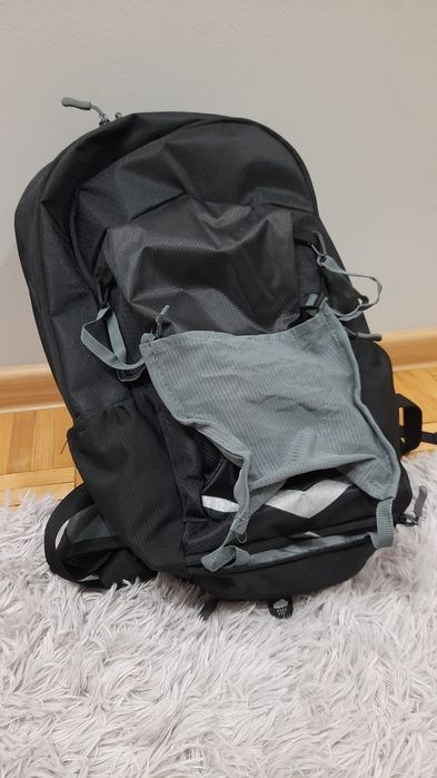 Nowy plecak rowerowy z uchwytem na kask i pokrowcem przeciwdeszczowym