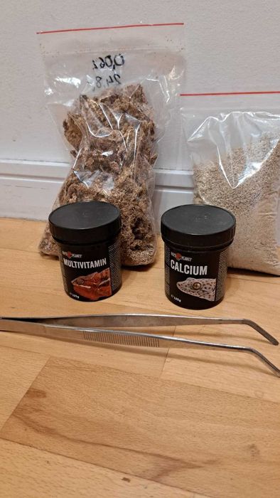 Zestaw akcesoriów po gekonie – suplementy, podłoże, pinceta