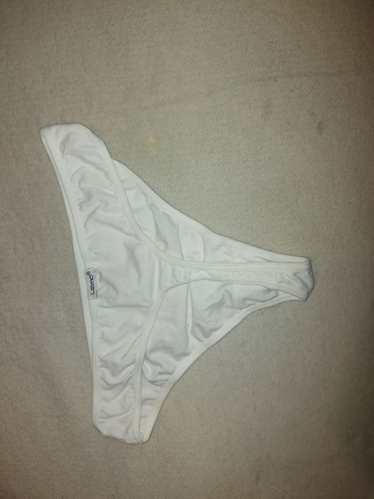 Białe, ozdobne stringi XS- S