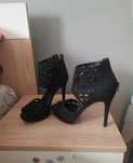 Buty na obcasie.