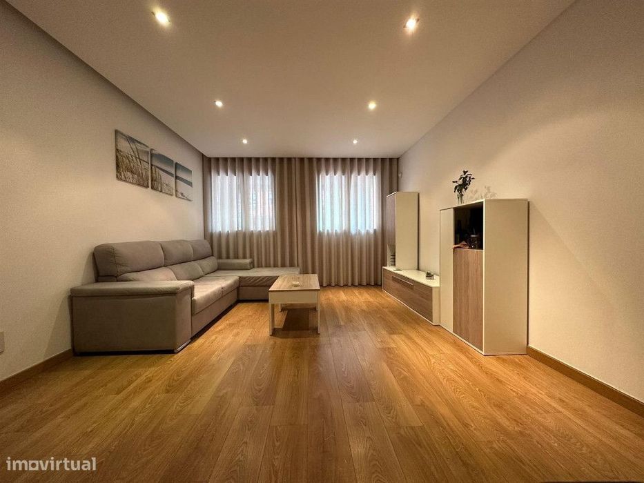 Apartamento T2 com lugar de garagem em zona da Quinta da Portela