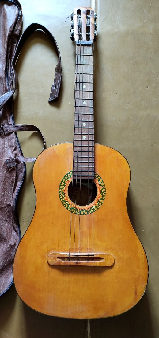 Гитара из шести струн  в чехле СССР.