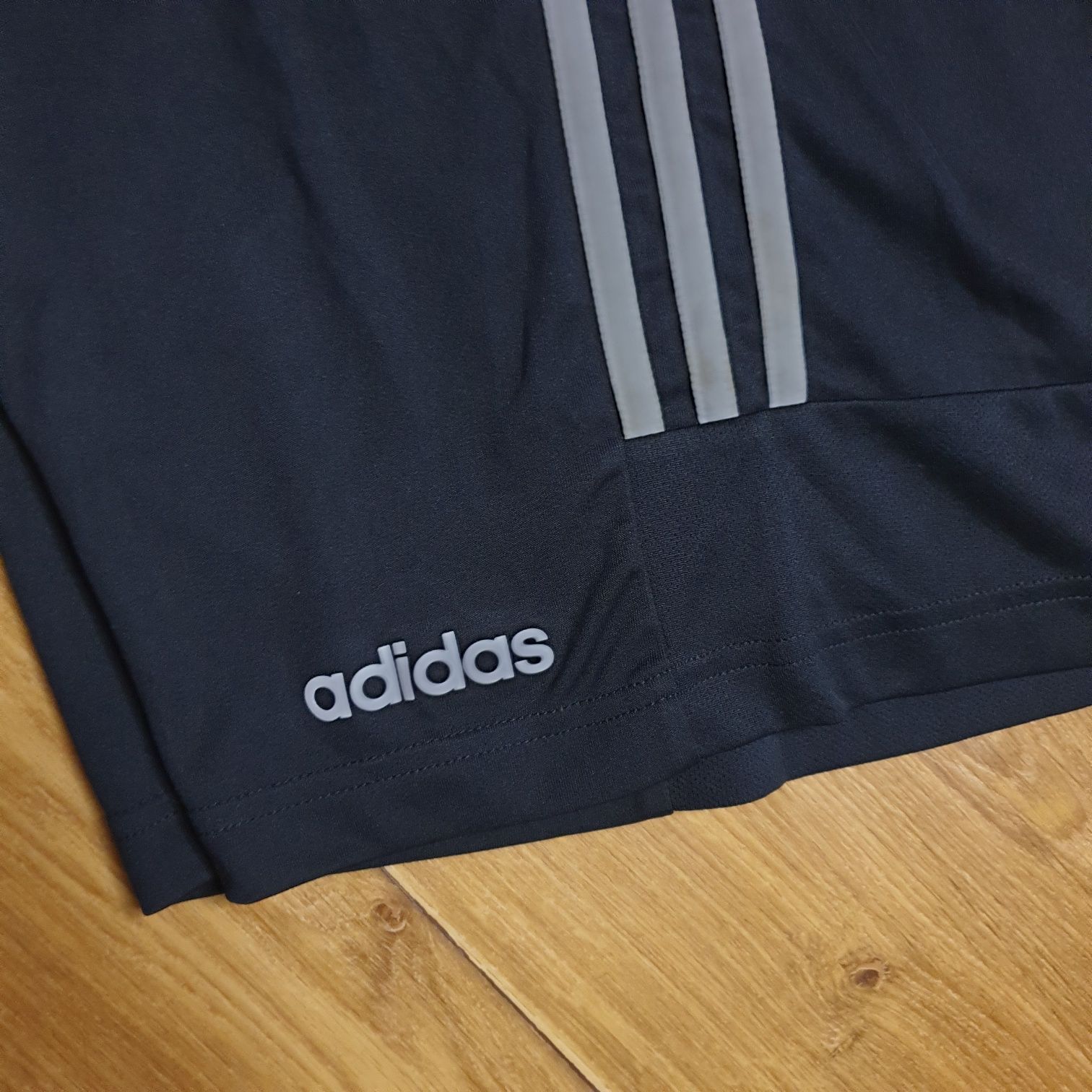 Шорти чоловічі Adidas L/M мужские спортивні essentially хаки