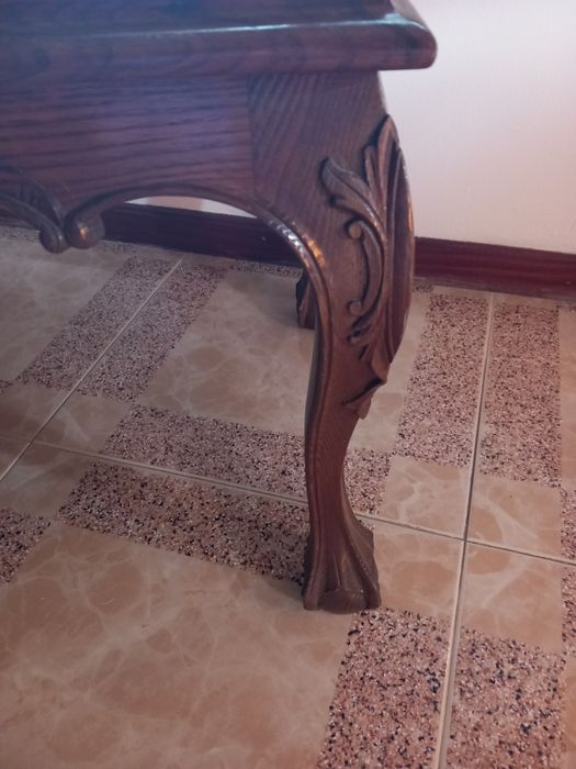 Mesa de centro antiga com trabalhado