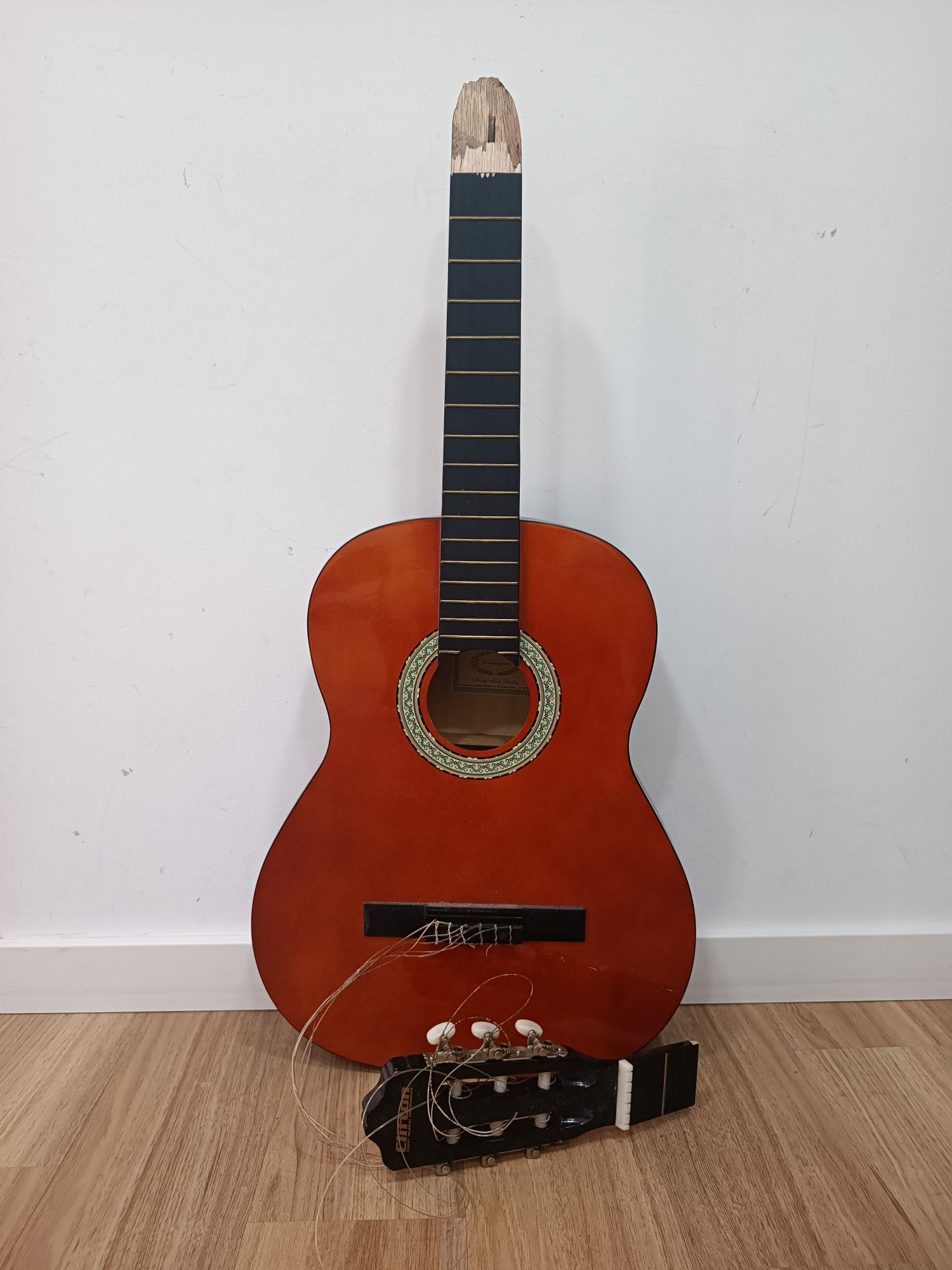Guitarra partida