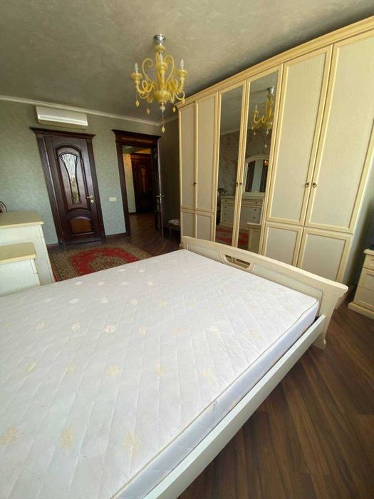 Продам двоповерхову квартиру з видом на р. Дніпро в центрі